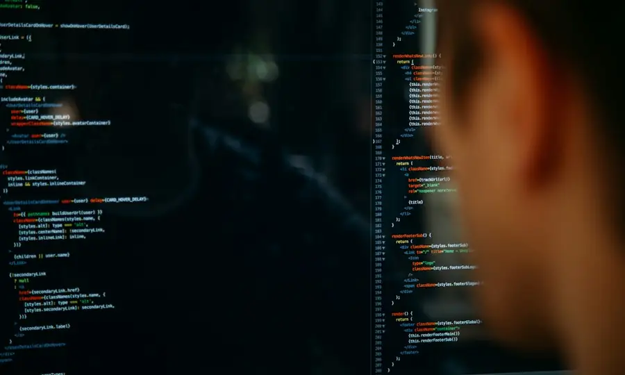 Специалист следит за работой сайта на мониторе